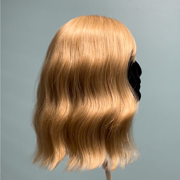 Short blonde synthetic wig - Picture 2 of 6